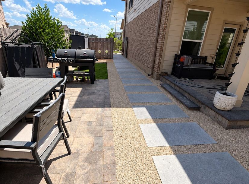 Backyard paver patio with a dining area and large stepping stones in crushed granite in Austin